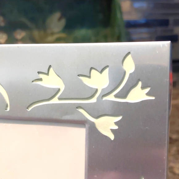 2/$10 Silver Frame with Notched Flowers NWOT 4x6 - Picture 4 of 6